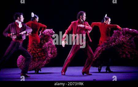 Des danseurs du Ballet Nacional de Espana produisent « Dualia / la Leyenda » au théâtre du Colisée, dans le centre de Londres. Banque D'Images