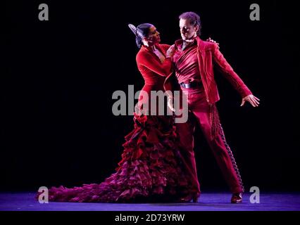 Des danseurs du Ballet Nacional de Espana produisent « Dualia / la Leyenda » au théâtre du Colisée, dans le centre de Londres. Banque D'Images
