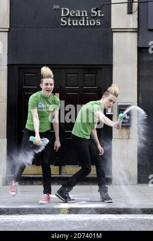 Jedward arrive aux Dean Street Studios dans le centre de Londres pour enregistrer la nouvelle publicité de Shake n' Vac. Date de la photo : 3 mai 2010. Banque D'Images