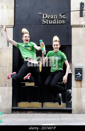 Jedward arrive aux Dean Street Studios dans le centre de Londres pour enregistrer la nouvelle publicité de Shake n' Vac. Date de la photo : 3 mai 2010. Banque D'Images