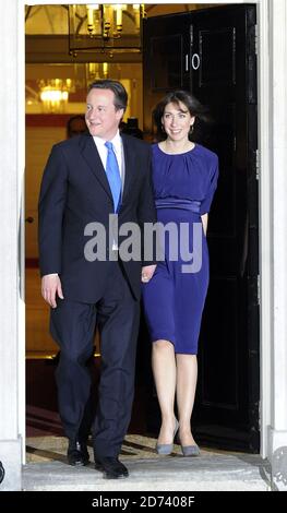 David Cameron, flanqué de sa femme Samantha, annonce sa prise de fonction au poste de Premier ministre à l'extérieur du numéro 10 Downing Street à Londres. Banque D'Images