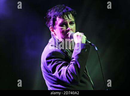 Steve Strange se produit en direct à l'IndigO2 à l'est de Londres, dans le cadre du concert de collecte de fonds acoustique de Mencap nos amis. Banque D'Images