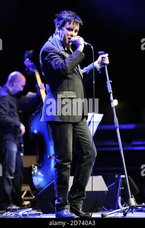 Steve Strange se produit en direct à l'IndigO2 à l'est de Londres, dans le cadre du concert de collecte de fonds acoustique de Mencap nos amis. Banque D'Images