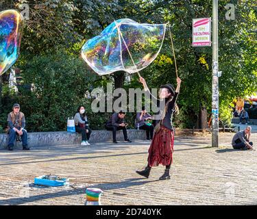 Bubble Making Woman at Hackescher Markt, Mitte, Berlin. Les artistes de rue font des bulles Banque D'Images