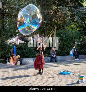 Bubble Making Woman at Hackescher Markt, Mitte, Berlin. Les artistes de rue font des bulles Banque D'Images