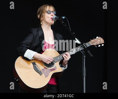 Suzanne Vega se produit au festival de l'île de Wight, à Newport, sur l'île de Wight. Banque D'Images