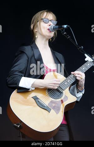 Suzanne Vega se produit au festival de l'île de Wight, à Newport, sur l'île de Wight. Banque D'Images