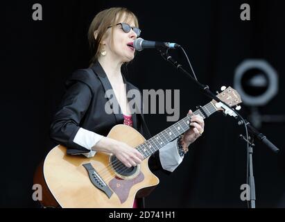 Suzanne Vega se produit au festival de l'île de Wight, à Newport, sur l'île de Wight. Banque D'Images