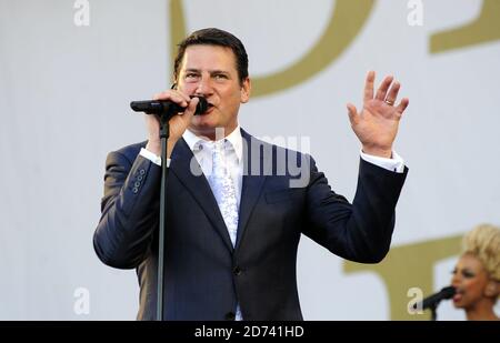 Tony Hadley de Spandau Ballet se produit au festival de l'île de Wight, à Newport, sur l'île de Wight. Banque D'Images