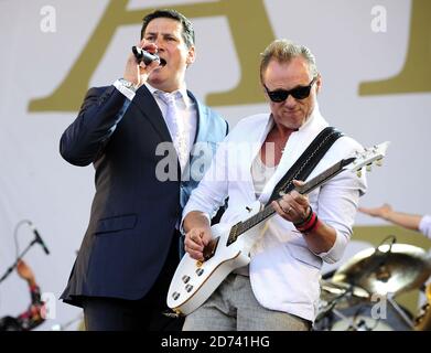 Tony Hadley et Gary Kemp, du Ballet de Spandau, se sont produits au festival de l'île de Wight, à Newport, sur l'île de Wight. Banque D'Images