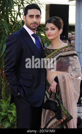 Abhishek et Aishwarya Rai Bachchan arrivent à la première mondiale de Raavan, au BFI sur la rive sud dans le centre de Londres. Date de la photo : 16 juin 2010. M Crossick/UKPress Banque D'Images