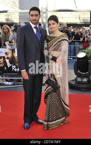 Abhishek et Aishwarya Rai Bachchan arrivent à la première mondiale de Raavan, au BFI sur la rive sud dans le centre de Londres. Date de la photo : 16 juin 2010. M Crossick/UKPress Banque D'Images