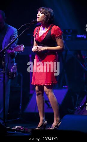 Norah Jones se produit en direct au Hammersmith Apollo dans l'ouest de Londres. Banque D'Images