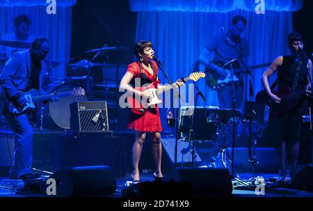 Norah Jones se produit en direct au Hammersmith Apollo dans l'ouest de Londres. Banque D'Images