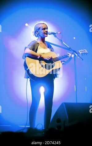 Laura Marling se produit en direct à Hyde Park, Londres, dans le cadre des sessions de Serpentine. Banque D'Images