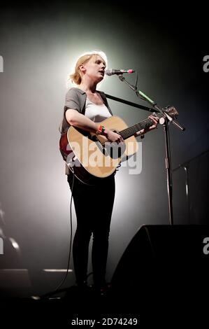 Laura Marling se produit en direct à Hyde Park, Londres, dans le cadre des sessions de Serpentine. Banque D'Images