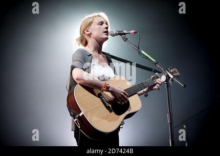 Laura Marling se produit en direct à Hyde Park, Londres, dans le cadre des sessions de Serpentine. Banque D'Images