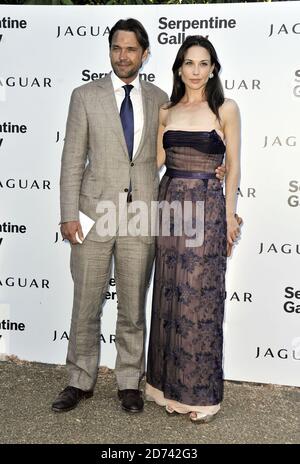 Dougrey Scott et Claire Forlani arrivent à la fête d'été de la Serpentine Gallery, à Hyde Park, dans le centre de Londres. Banque D'Images