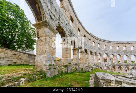 Détails des arches et des piliers dans les murs extérieurs de l'emblématique ancien amphithéâtre romain de Pula, Istria, Croatie, une attraction touristique de premier plan Banque D'Images