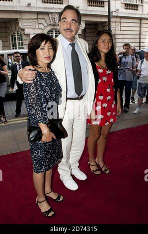 Oliver Stone avec sa femme Sun-jung Jung et sa fille Tara Stone assistent à la première de « South of the Border » au cinéma Curzon de Mayfair, dans le centre de Londres. Banque D'Images