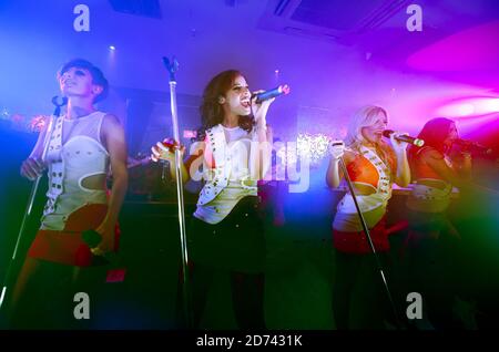 Frankie Sandford, Rochelle Wiseman, Mollie King et una Healy of the Saturdays se présentent en direct au Heart Love Music Live, au Studio Valbonne, dans le centre de Londres. Banque D'Images