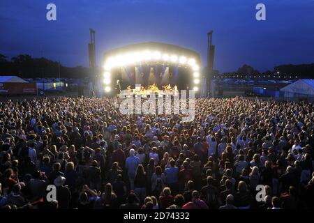 Une vue d'ensemble lors de la représentation d'Ozomatli le premier jour du festival Womad, à Malmesbury, dans le Wiltshire. Date de la photo : 23 juillet 2010. M maladie croisée/EMPICS Banque D'Images
