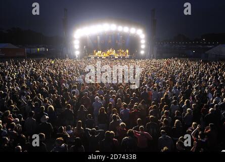 Une vue d'ensemble lors de la représentation d'Ozomatli le premier jour du festival Womad, à Malmesbury, dans le Wiltshire. Date de la photo : 23 juillet 2010. M maladie croisée/EMPICS Banque D'Images