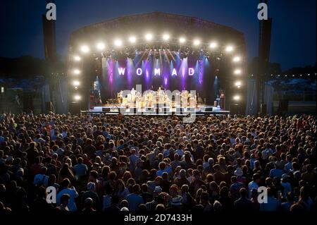 Une vue d'ensemble lors de la représentation d'Ozomatli le premier jour du festival Womad, à Malmesbury, dans le Wiltshire. Date de la photo : 23 juillet 2010. M maladie croisée/EMPICS Banque D'Images