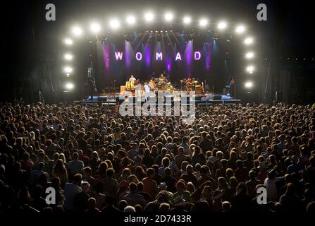 Une vue d'ensemble lors de la représentation d'Ozomatli le premier jour du festival Womad, à Malmesbury, dans le Wiltshire. Date de la photo : 23 juillet 2010. M maladie croisée/EMPICS Banque D'Images
