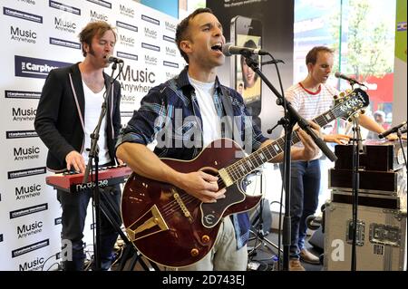 The Hoosiers se produit en direct au Carphone Warehouse d'Oxford St, dans le centre de Londres, pour lancer Music Anywhere, un nouveau service qui permet aux utilisateurs de diffuser toute leur collection musicale sur n'importe quel ordinateur ou téléphone mobile. Banque D'Images