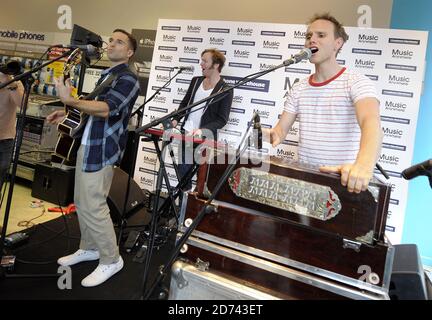 The Hoosiers se produit en direct au Carphone Warehouse d'Oxford St, dans le centre de Londres, pour lancer Music Anywhere, un nouveau service qui permet aux utilisateurs de diffuser toute leur collection musicale sur n'importe quel ordinateur ou téléphone mobile. Banque D'Images