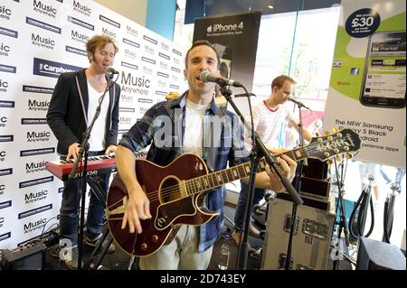 The Hoosiers se produit en direct au Carphone Warehouse d'Oxford St, dans le centre de Londres, pour lancer Music Anywhere, un nouveau service qui permet aux utilisateurs de diffuser toute leur collection musicale sur n'importe quel ordinateur ou téléphone mobile. Banque D'Images