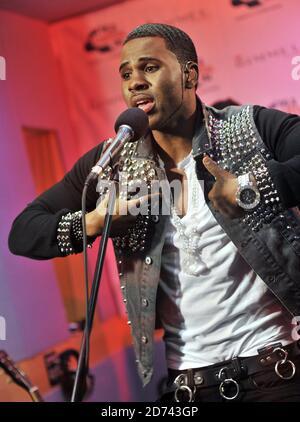 Jason Derulo se produit au cours d'une séance en direct pour Capital FM, dans les studios Global radio du centre de Londres Banque D'Images