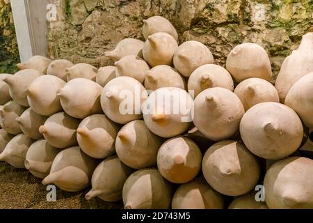 Une pile d'amphores en céramique (pots de stockage), expositions dans le musée souterrain de l'ancien amphithéâtre romain emblématique de Pula, Istria, Croatie Banque D'Images