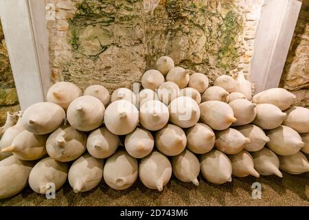 Une pile d'amphores en céramique (pots de stockage), expositions dans le musée souterrain de l'ancien amphithéâtre romain emblématique de Pula, Istria, Croatie Banque D'Images