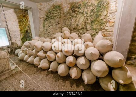 Une pile d'amphores en céramique (pots de stockage), expositions dans le musée souterrain de l'ancien amphithéâtre romain emblématique de Pula, Istria, Croatie Banque D'Images