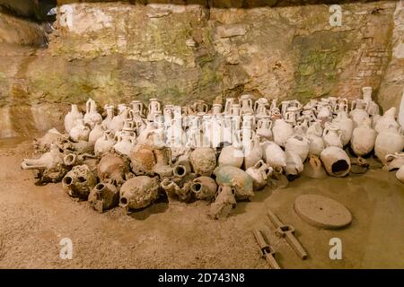 Une pile d'amphores en céramique (pots de stockage), expositions dans le musée souterrain de l'ancien amphithéâtre romain emblématique de Pula, Istria, Croatie Banque D'Images