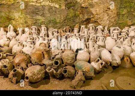 Une pile d'amphores en céramique (pots de stockage), expositions dans le musée souterrain de l'ancien amphithéâtre romain emblématique de Pula, Istria, Croatie Banque D'Images