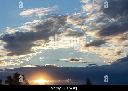 Ciel avec nuages à coucher du soleil Banque D'Images