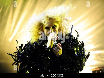 Alison Goldfrapp se présente sur la Nissan Juke Arena Stage pendant le Virgin Media V Festival, à Hylands Park, Chelmsford, Essex. Banque D'Images