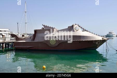 Réplique du navire Jules Vernes Nautilus de 20,000 ligues sous la mer dans le port de Paphos, Chypre Banque D'Images