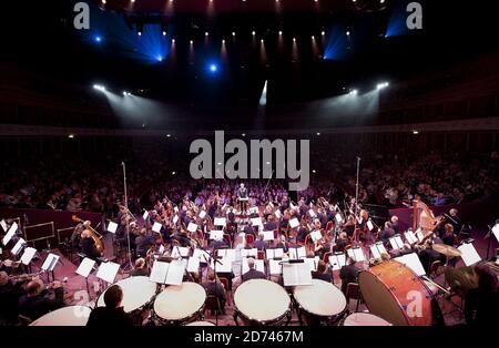 Le Royal Liverpool Philharmonic Orchestra, dirigé par Vasily Petrenko, se joue au Classic FM Live, au Royal Albert Hall dans le centre de Londres. Banque D'Images