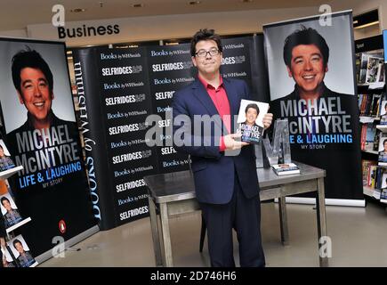 Michael McIntyre photographié avant de signer des copies de son nouveau livre, Life and Laughing, au magasin Selfridge dans le centre de Londres. Banque D'Images