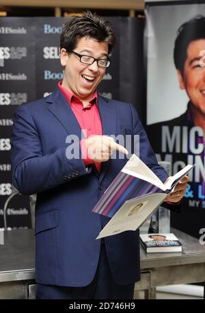 Michael McIntyre photographié avant de signer des copies de son nouveau livre, Life and Laughing, au magasin Selfridge dans le centre de Londres. Banque D'Images