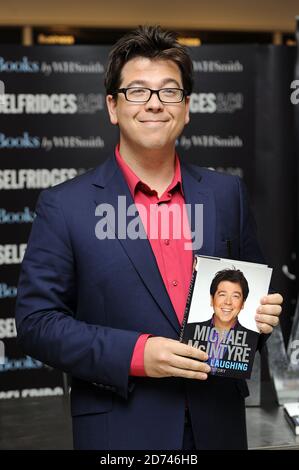 Michael McIntyre photographié avant de signer des copies de son nouveau livre, Life and Laughing, au magasin Selfridge dans le centre de Londres. Banque D'Images