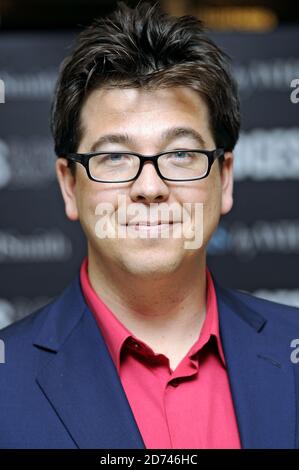 Michael McIntyre photographié avant de signer des copies de son nouveau livre, Life and Laughing, au magasin Selfridge dans le centre de Londres. Banque D'Images