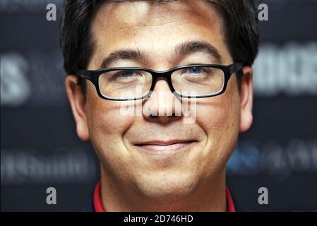 Michael McIntyre photographié avant de signer des copies de son nouveau livre, Life and Laughing, au magasin Selfridge dans le centre de Londres. Banque D'Images