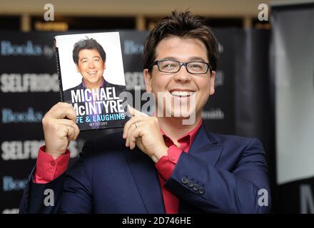 Michael McIntyre photographié avant de signer des copies de son nouveau livre, Life and Laughing, au magasin Selfridge dans le centre de Londres. Banque D'Images