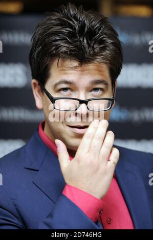 Michael McIntyre photographié avant de signer des copies de son nouveau livre, Life and Laughing, au magasin Selfridge dans le centre de Londres. Banque D'Images