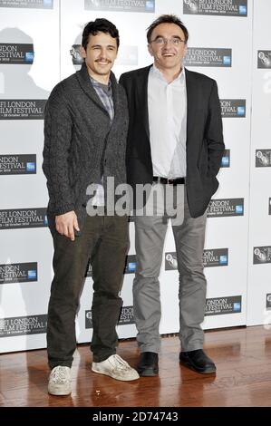 L'acteur James Franco et le réalisateur Danny Boyle ont photographié pendant 127 heures au cinéma vue de Leicester Square, dans le centre de Londres, dans le cadre du 54e BFI London film Festival. Banque D'Images